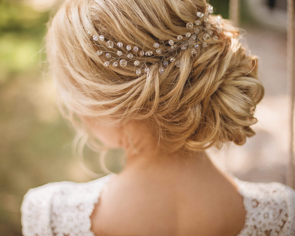 Hair,Do,With,An,Elegant,Bridal,Hair,Accessorie
